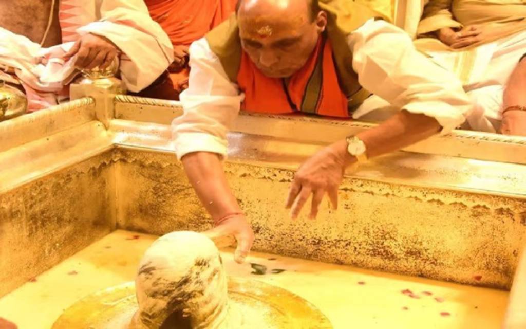 रक्षामंत्री ने काशी विश्वनाथ मंदिर और संकट मोचन में किया दर्शन-पूजन, गंगा घाट तक टहलकर निहारी धाम की भव्यता
