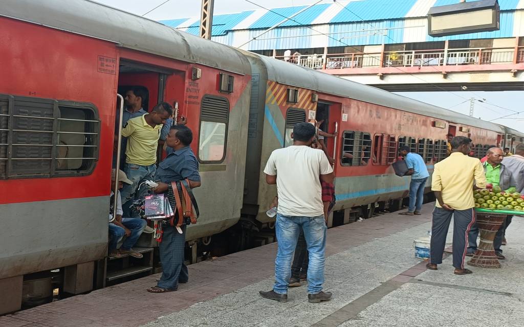 राजधानी एक्सप्रेस में महिला यात्री से छेड़खानी, पुलिस ने किया अरेस्ट