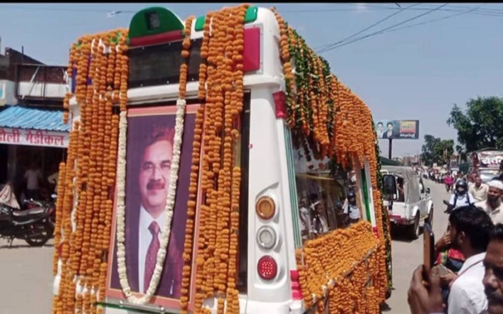 पूर्व मंत्री रामवीर उपाध्याय का पार्थिव शरीर हाथरस पंहुचा, अंतिम दर्शन करने हजारों की भीड़ उमड़ी 