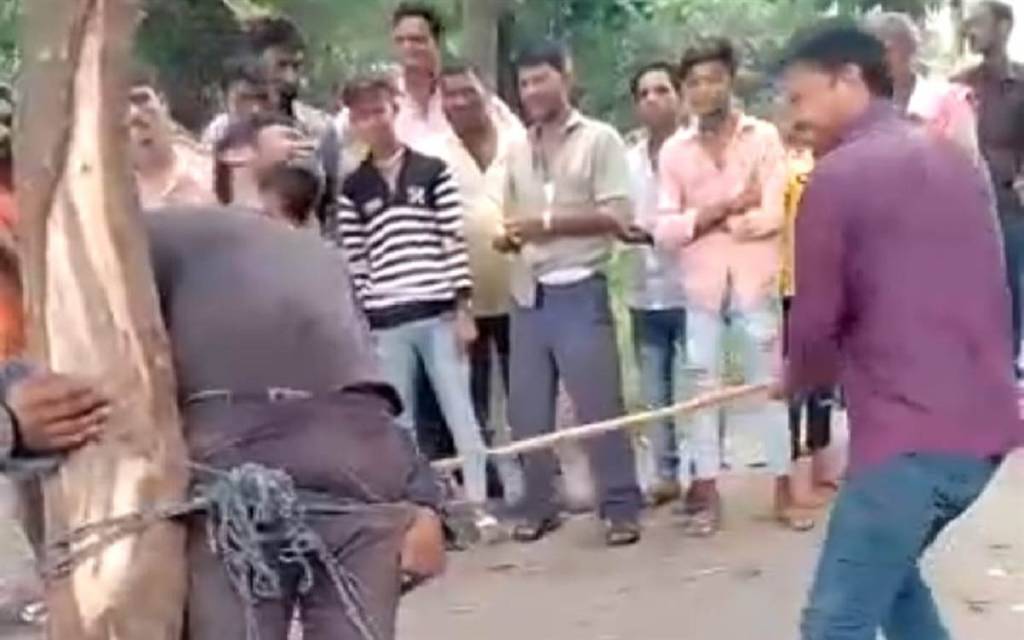 शादीशुदा प्रेमिका से मिलने पहुंचे प्रेमी को पेड़ में बांधकर पीटा