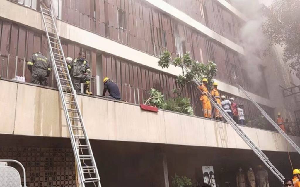 हजरतगंज के होटल में लगी भीषण आग: 2 की मौत-7 घायल, सीएम योगी ने दिए जांच के आदेश