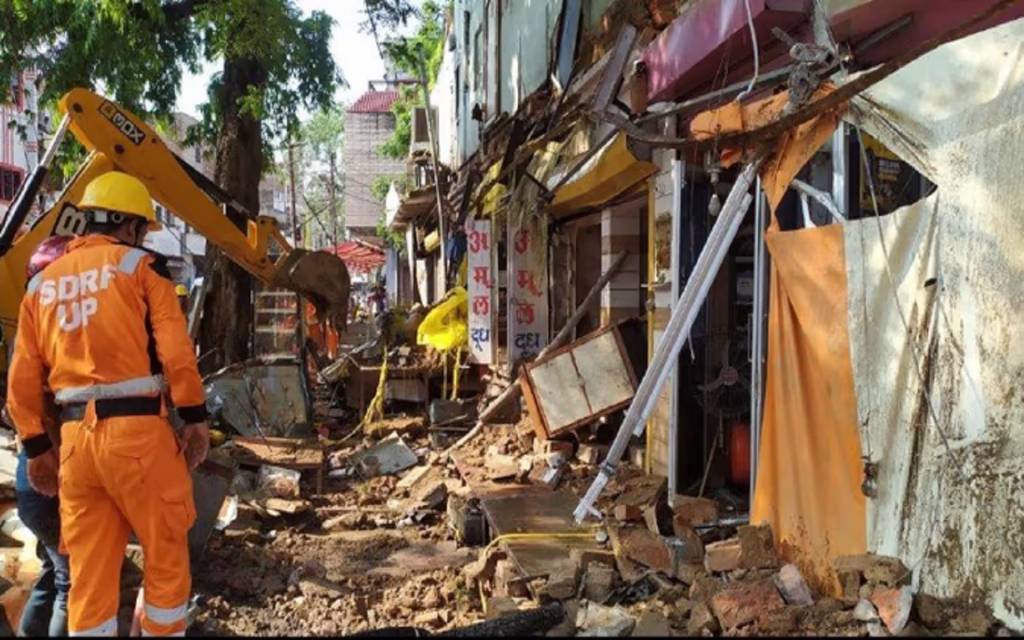 प्रयागराज में मकान का छज्जा गिरने से मचा हड़कंप, चार लोगों की मौत, कई की हालत नाजुक