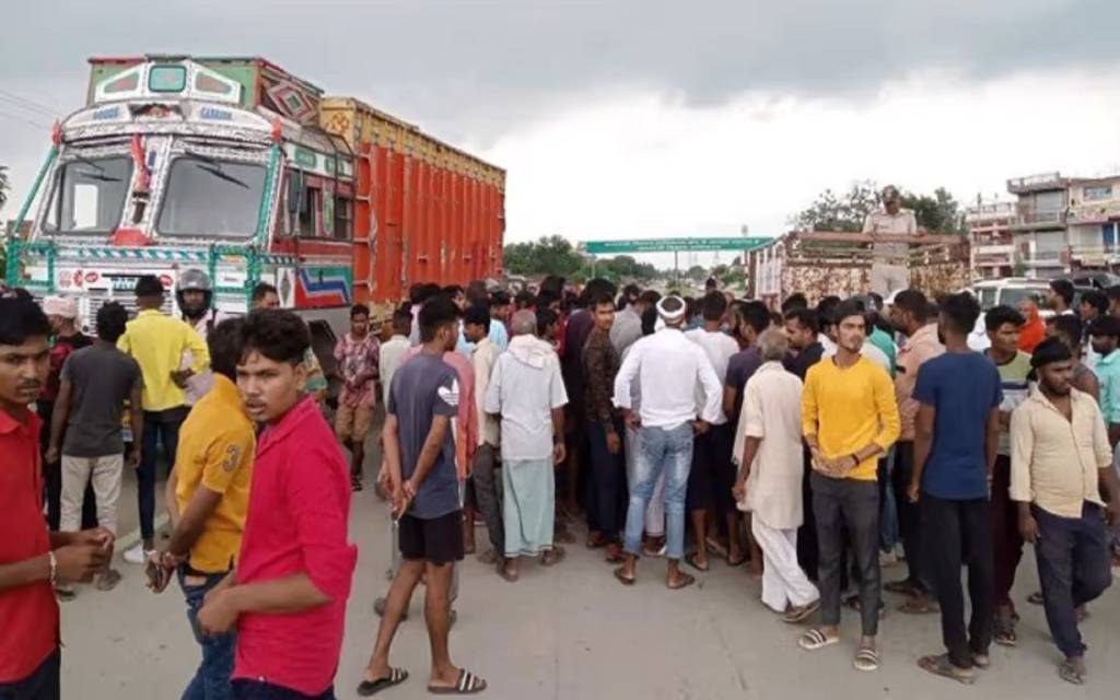 वाराणसी-गाजीपुर हाईवे पर ट्रक की टक्कर से बाइक सवार युवक की मौत