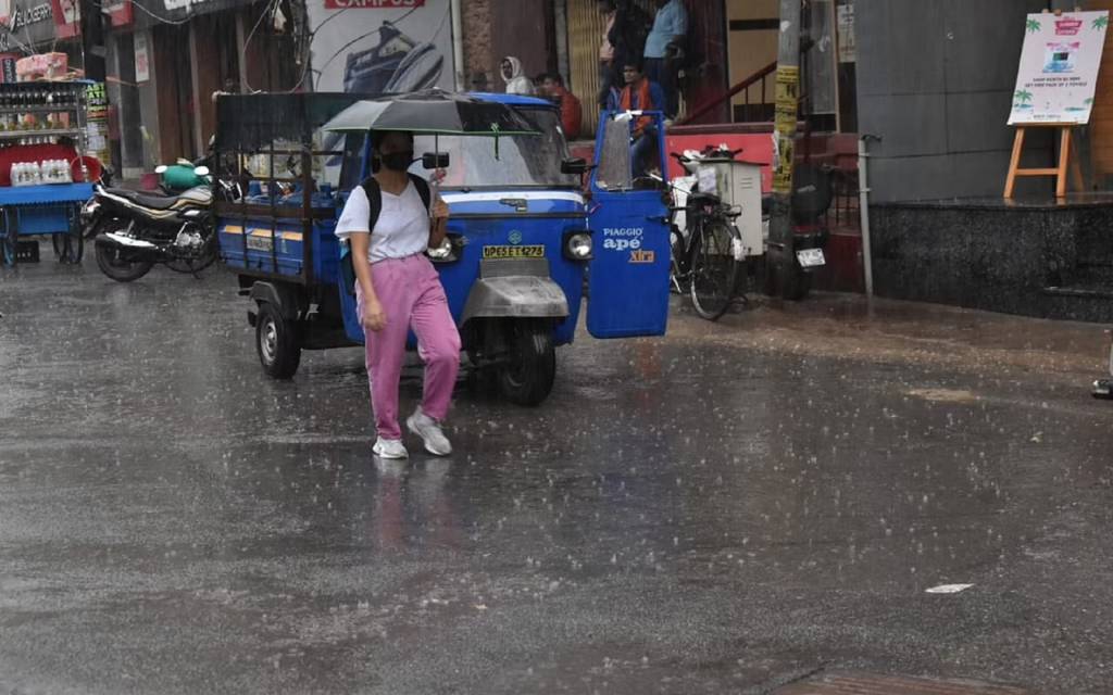 नम पछुआ हवाओं का दबाव बढ़ा, काशी में हुई झमाझम बारिश