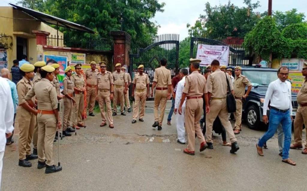 मुख्तार अंसारी की गैंगस्टर एक्ट में मऊ कोर्ट में पेशी, मीडिया से हंसकर कहा- बोलने पर है पाबंदी