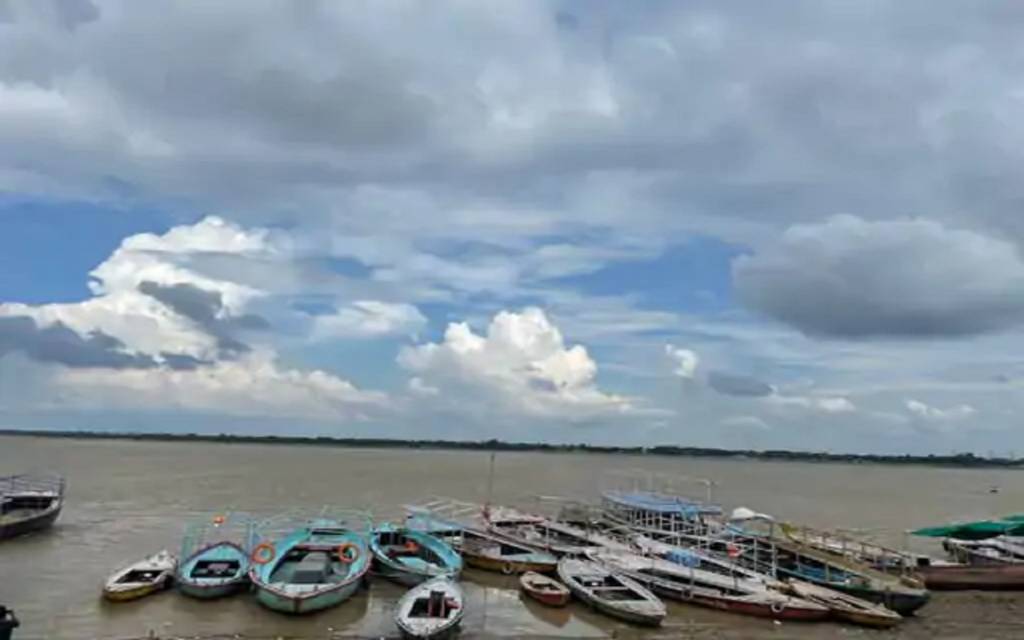 वाराणसी में तेज हवा संग जमकर बरसे बादल, मौसम हुआ खुशनुमा