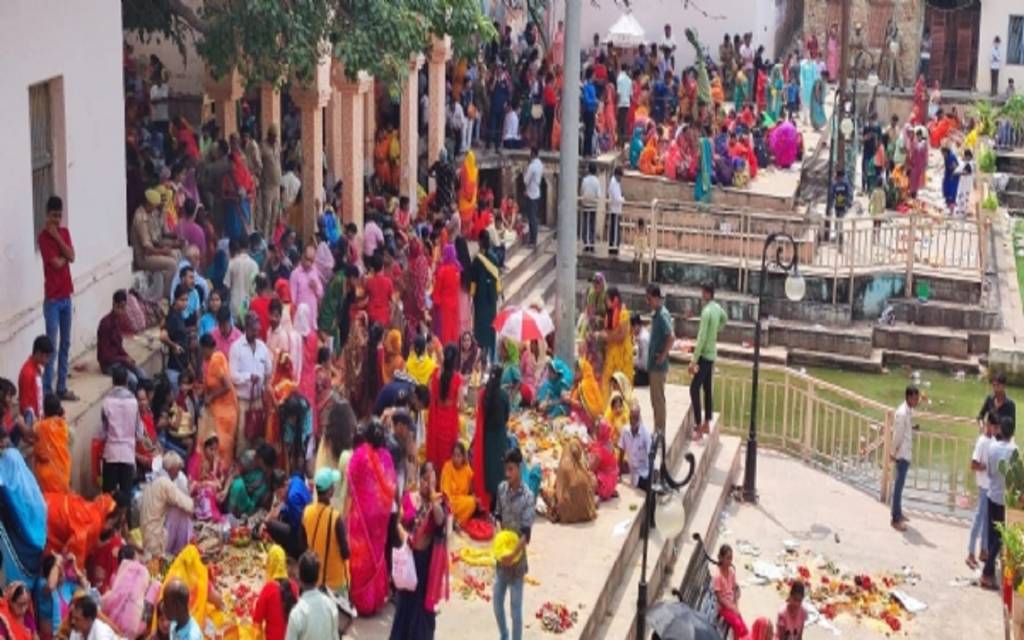 पुत्र के लिए माताओं ने रखा जीवित्पुत्रिका व्रत, सुनी भगवान जिउतवाहन की कथा
