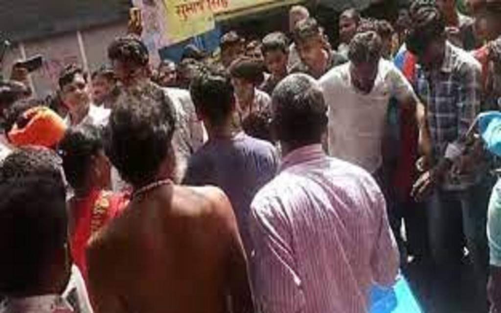 वाराणसी में बच्चा चोर पकड़ाया,लोगों ने जमकर की धुनाई