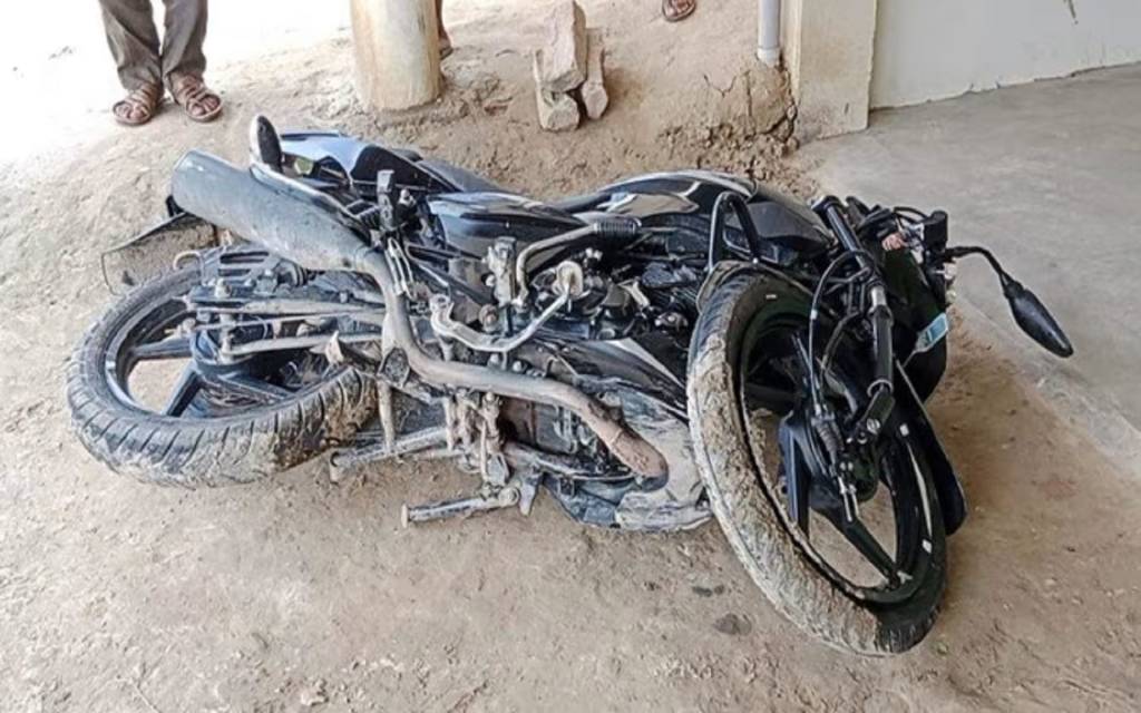छुट्टा पशु से टकराई बाइक, मौत, एक गंभीर
