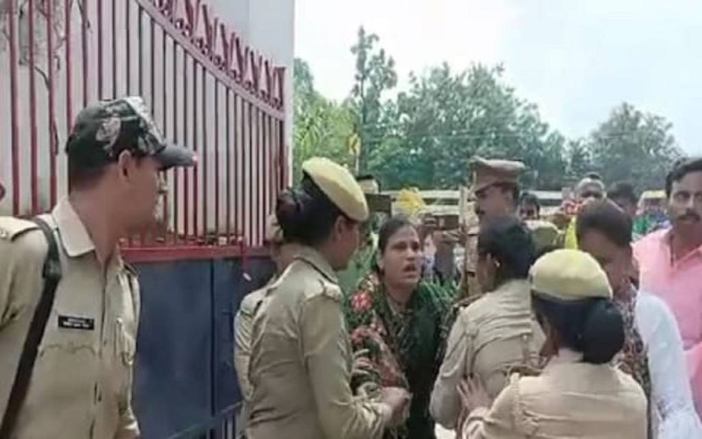 महिला ने किया पुलिस लाइन गेट पर आत्मदाह का प्रयास