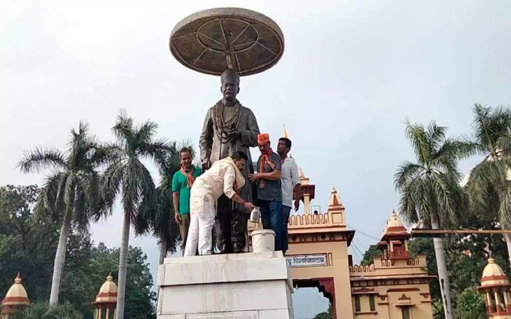 बीजेपी नेताओं ने वाराणसी की सड़कों पर लगाया झाड़ू, की महापुरुषों के प्रतिमाओं की सफाई