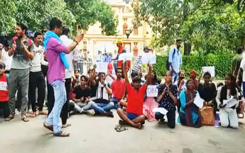 ऑनलाइन एग्जाम की मांग को लेकर BHU में 24 घंटे से धरना जारी, छात्रों ने सेंट्रल ऑफिस गेट को किया बंद 