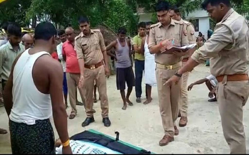 भूसा वाले कमरे में दुपट्टे के सहारे लटकी मिली युवती की लाश, परिजनों में मचा कोहराम
