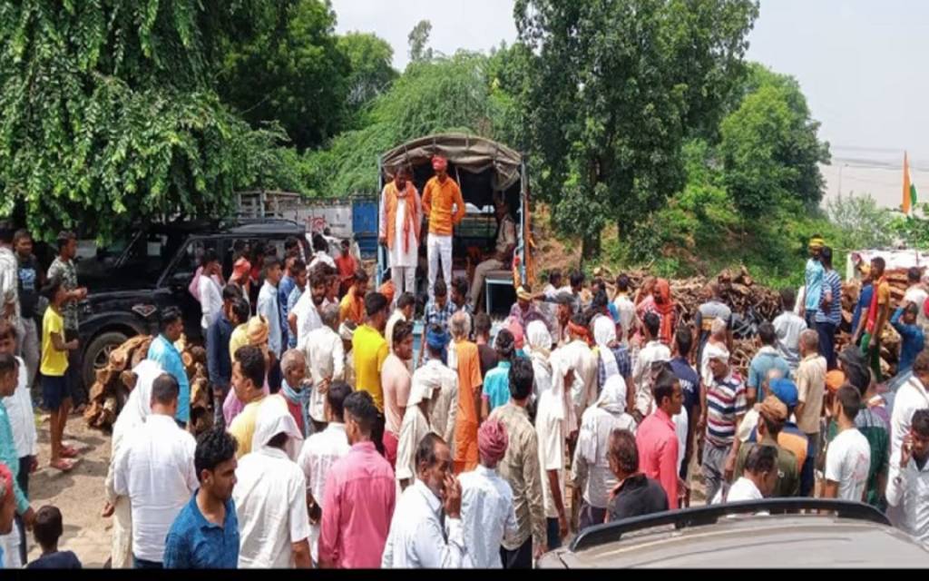 CRPF जवान का पार्थिव शरीर पहुंचा घर: अंतिम दर्शन को उमड़े लोग, गुलाबी घाट पर किया गया अंतिम संस्कार