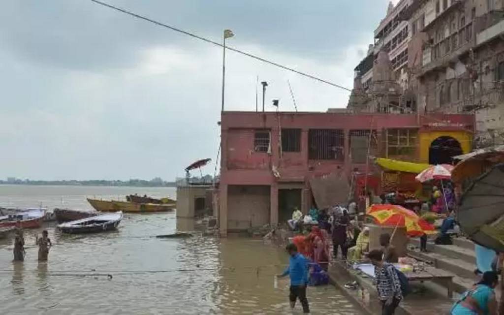 वाराणसी में एक सेंटीमीटर प्रति घंटा की रफ्तार से बढ़ रहा गंगा का जलस्तर