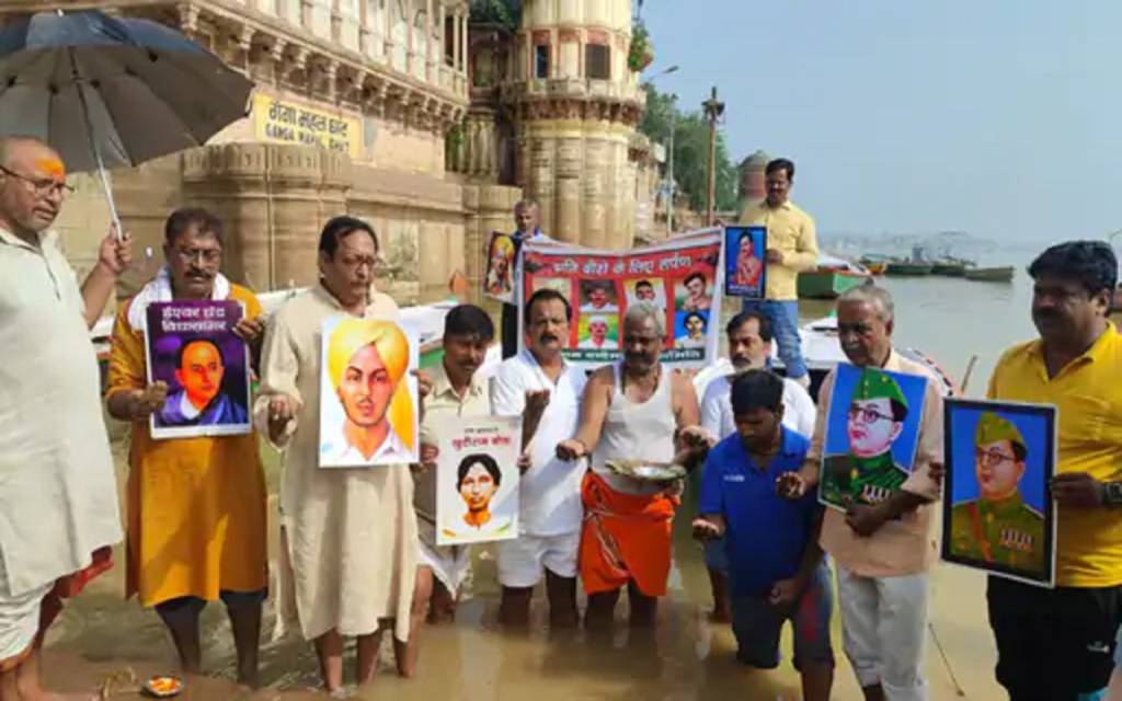 काशी के अस्सी घाट पर देश के शहीदों का भावभीना तर्पण
