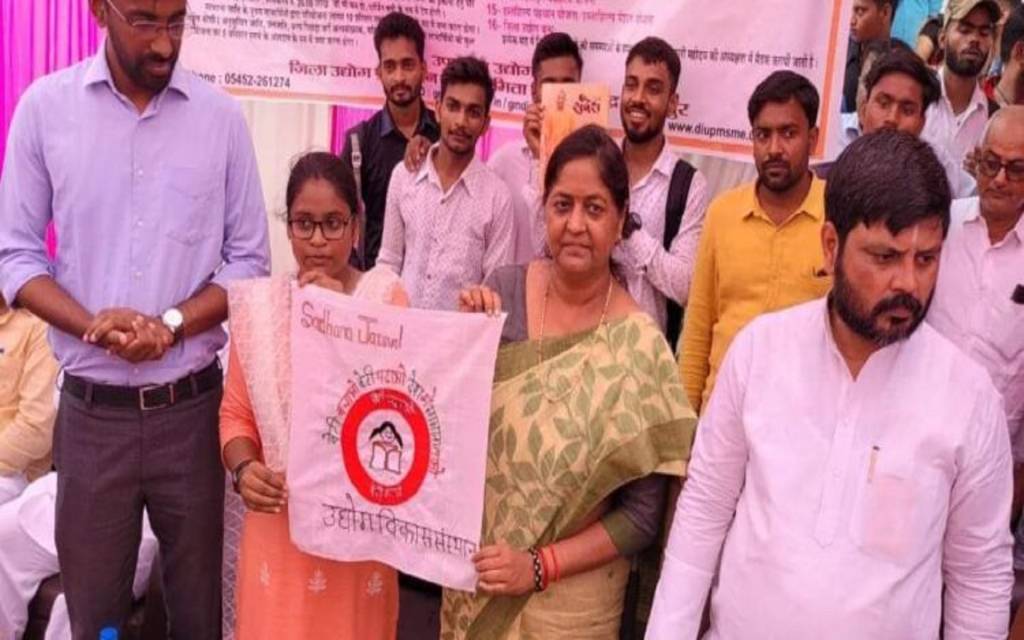 दीनदयाल संकुल में प्रदर्शनी का शुभांरभ