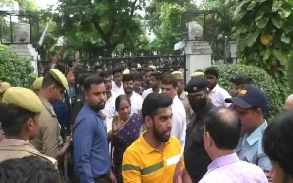 महात्मा गांधी काशी विद्यापीठ में काउंसलिंग के दौरान छात्रों ने किया तोड़फोड़