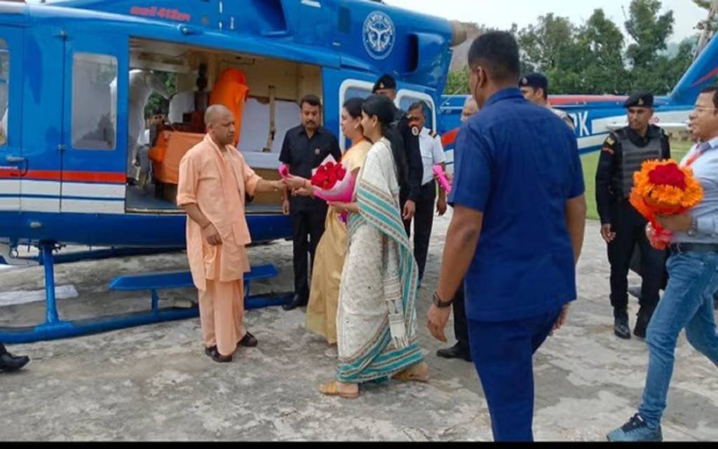 सीएम योगी आदित्यनाथ पहुंचे मिर्जापुर, विंध्याचल मंदिर में दर्शन कर विकास कार्य की समीक्षा