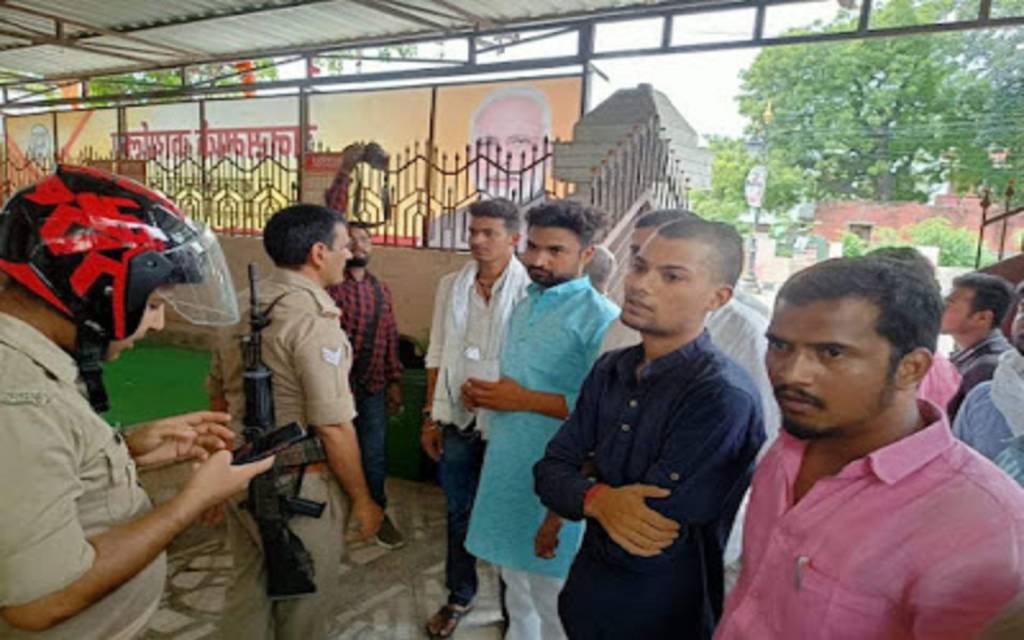 प्रधानमंत्री कार्यालय पर एनएसयूआई कार्यकर्ताओं को पुलिस ने रोका