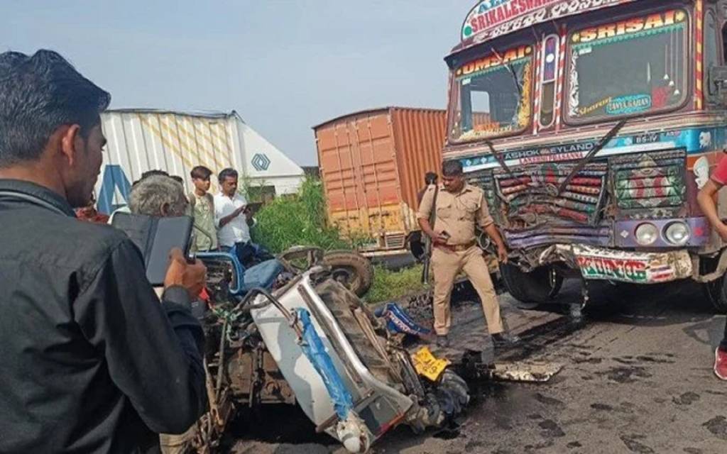 ललितपुर में ट्रक और ट्रैक्टर की टक्कर में चार की दर्दनाक मौत, आठ घायल