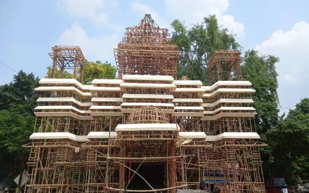 वाराणसी में जोरों-शोरों से चल रही पंडाल निर्माण की तैयारी