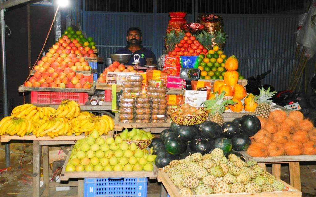 नवरात्र पर पूजन और उपवास रखना हुआ महंगा, आसमान छू रहे फलाहार के दाम