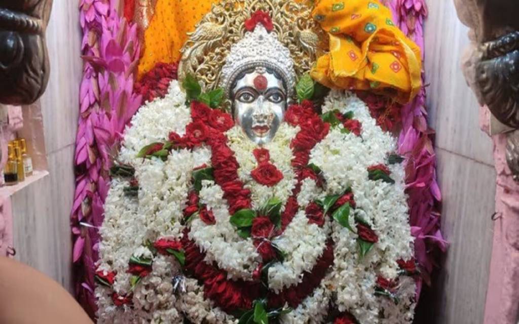 काशी में मां ब्रह्मचारिणी के दर्शन के लिए श्रद्धालुओं का उमड़ा सैलाब, भक्तों के जयकारे से गूंज उठा मंदिर परिसर