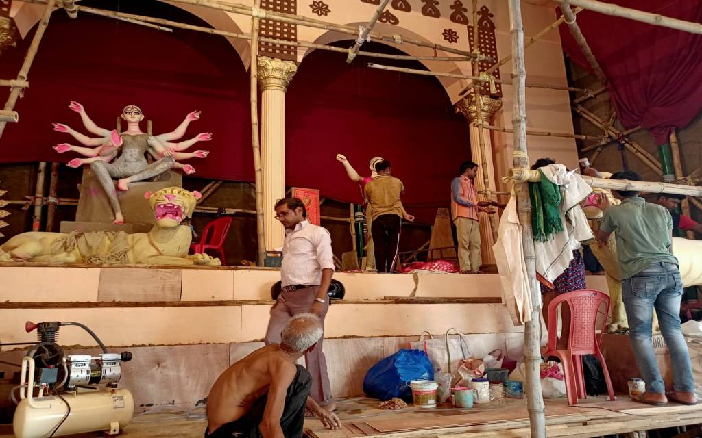 वाराणसी में मंदिरों की तर्ज पर बन रहे पंडाल, हथुआ मार्केट पंडाल में दिखेगा पशुपतिनाथ का विशेष रूप