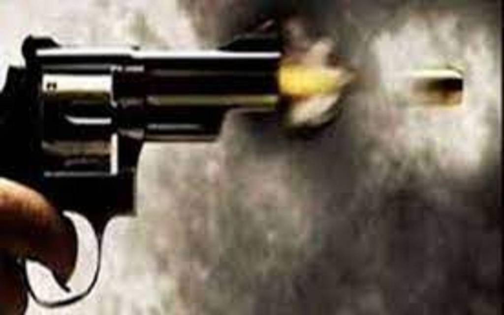 तीन हमलावरों ने साजिश के तहत ताबड़तोड़ फायरिंग कर युवक की ली जान, एक अन्य घायल गंभीर