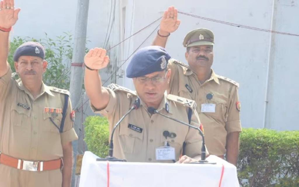 गांधी-शास्त्री जयंती पर पुलिसकर्मियों ने ली स्वच्छता अभियान की शपथ