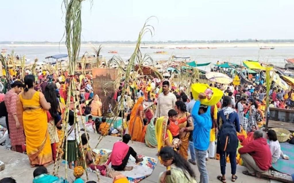 वाराणसी में अस्ताचलगामी भगवान सूर्य को अर्घ्य देने घरों से निकली व्रती महिलाएं, छठ के मधुर गीतों से गूंज रहे घाट