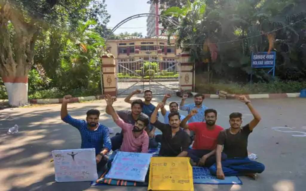 बीएचयू में सीट बढ़ाने की मांग को लेकर भूख हड़ताल पर बैठे बीएएमएस के छात्र
