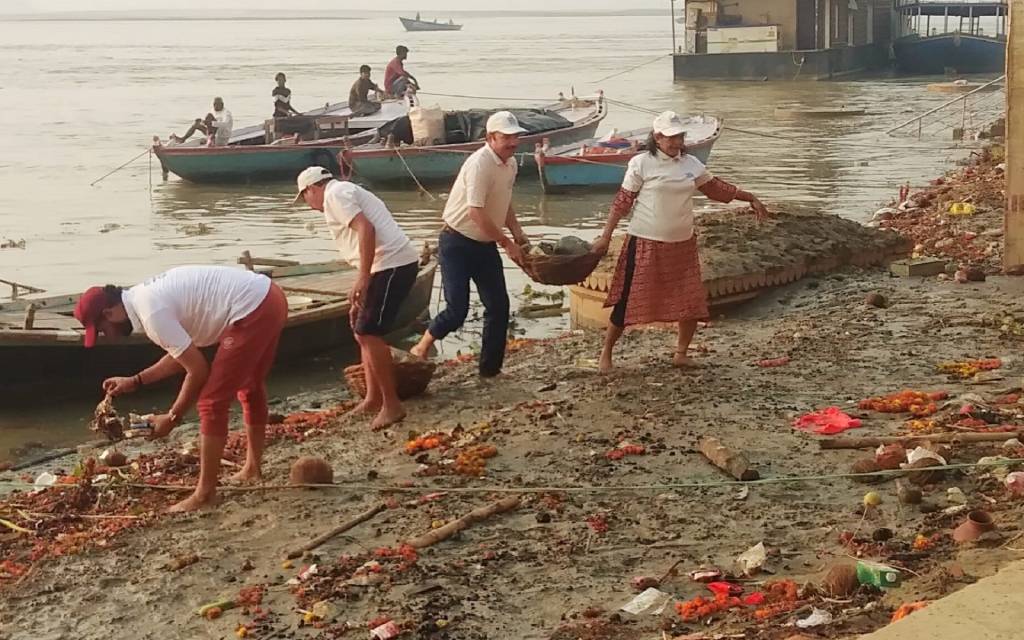 नमामि गंगे और गंगा टास्क फोर्स के सदस्यों ने घाटों पर चला स्वच्छता अभियान