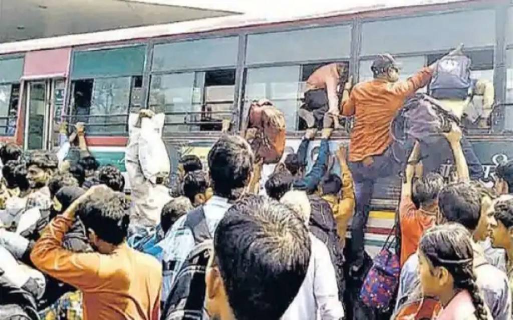 ट्रेनों में बढ़ा भीड़ का आलम
