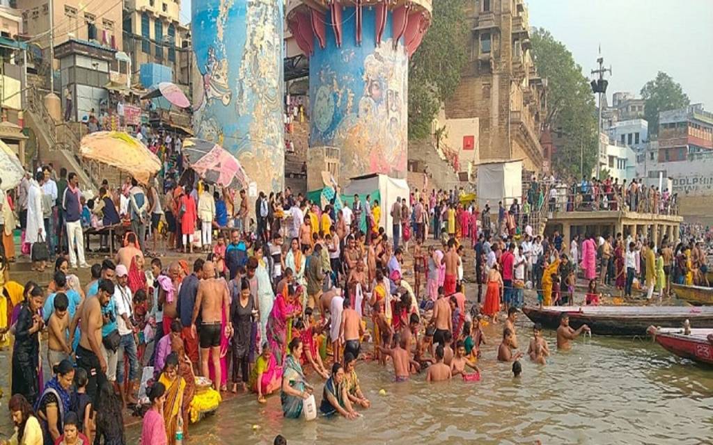 देवउठनी एकादशी आज: काशी में पुण्य की डुबकी के लिए उमड़े श्रद्धालु, जाने पूजा- विधि, सामग्री की पूरी लिस्ट