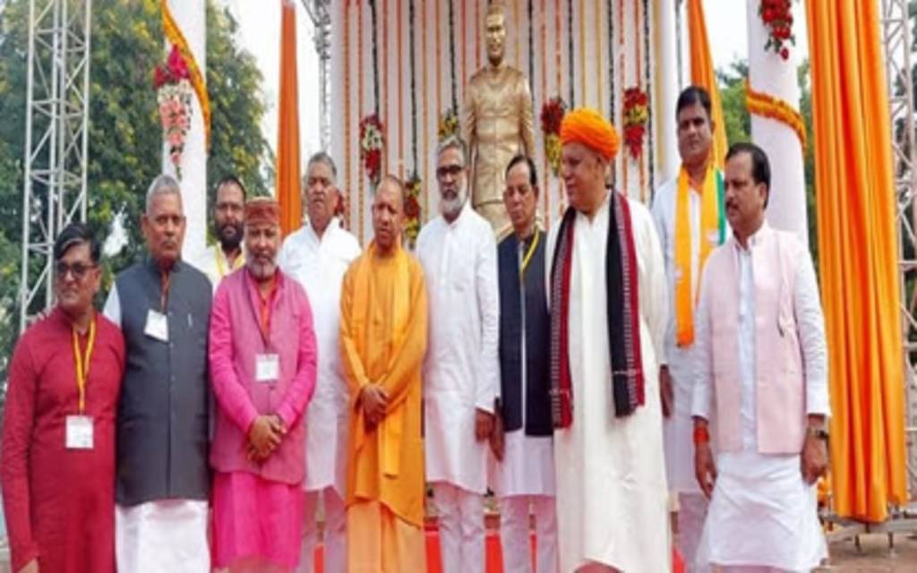 सीएम योगी आदित्यनाथ ने बलिया में पूर्व प्रधानमंत्री चंद्रशेखर की प्रतिमा का किया अनावरण