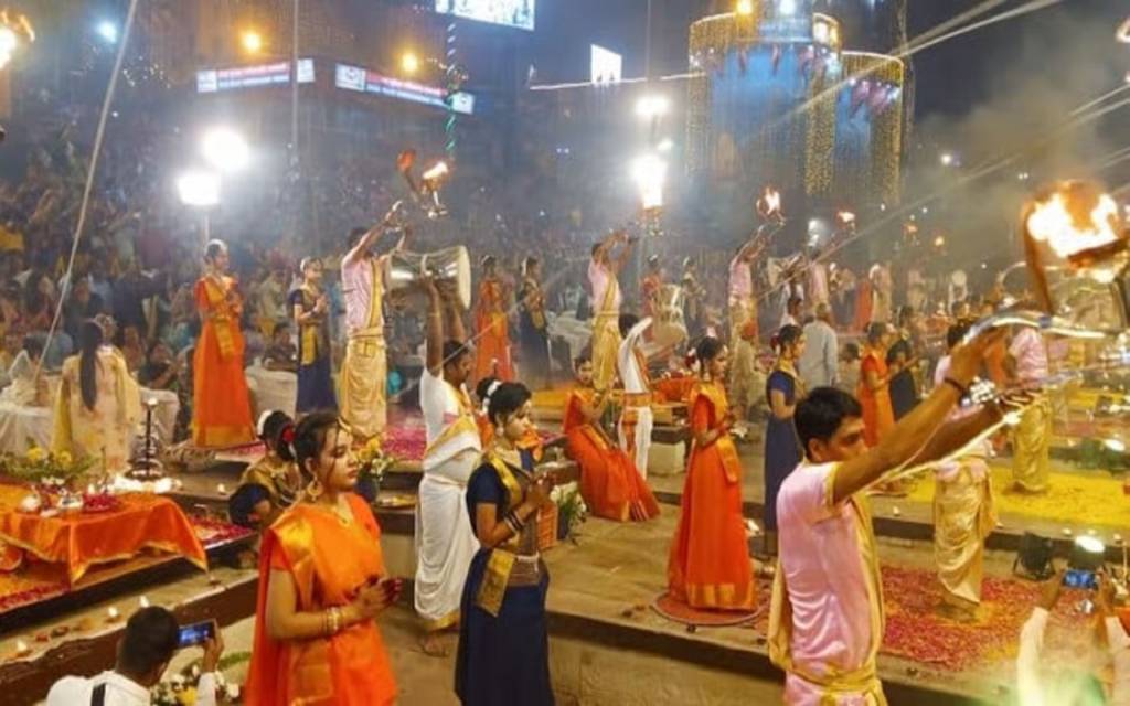 वाराणसी में देव दीपावली पर 84 घाटों पर रोशन हुए 21 लाख दीपक