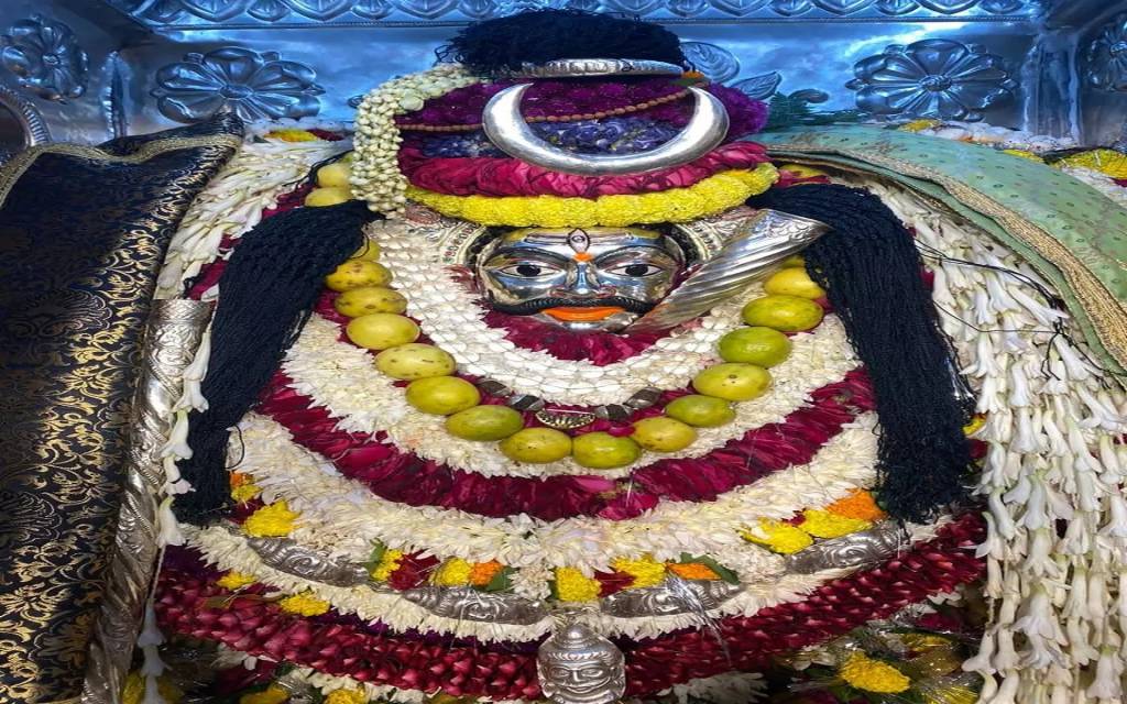 आज काशी के कोतवाल का जन्मोत्सव पर हुआ है भव्य श्रृंगार, मंदिर में दर्शन-पूजन के लिए उमड़े श्रद्धालु