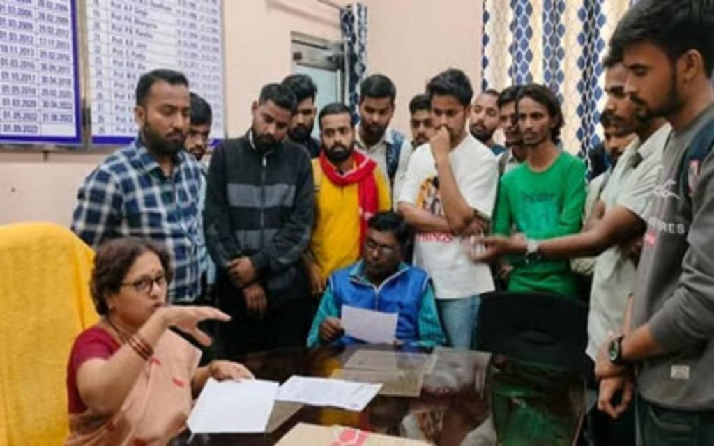 BHU में परीक्षा फार्म पोर्टल बंद होने और प्रवेश पत्र न मिलने के विरोध में छात्रों ने किया प्रदर्शन