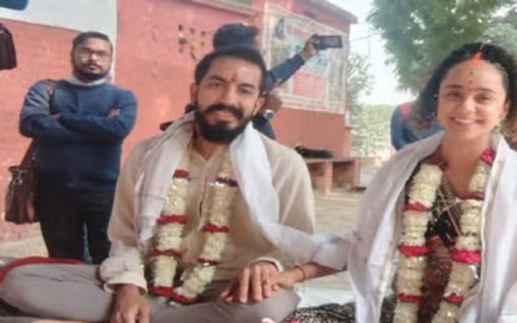 बुद्ध की प्रथम उपदेश स्थली में विदेशी जोड़े ने हिंदू रिवाज से की शादी