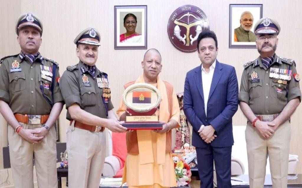 पुलिस झंडा दिवस पर DGP ने CM योगी को लगाया फ्लैग पिन