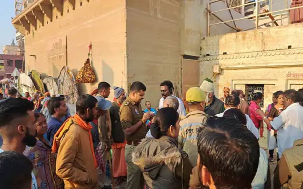 सैलानियों से भरी नाव में भरा पानी, मचा हड़कम्प