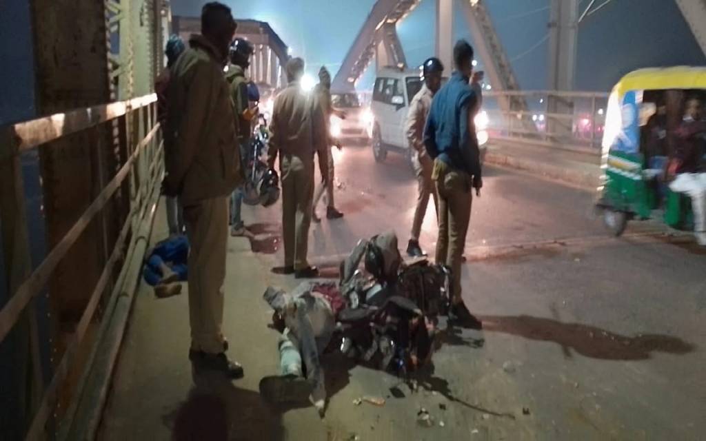 varanasi:राजघाट पुल पर कार और मोपेड में जोरदार टक्कर, एक की मौत, दूसरा घायल