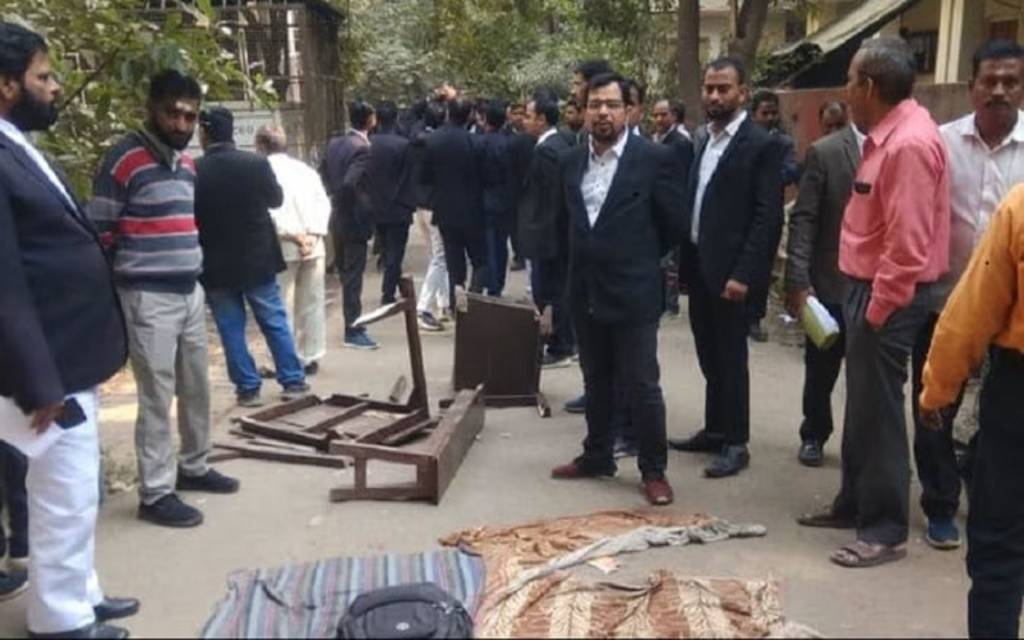 वाराणसी: कचहरी में कुर्सी, मेज टूटने से नाराज अधिवक्ताओं का प्रदर्शन, जिला प्रशासन पर लगाया अनदेखी का आरोप
