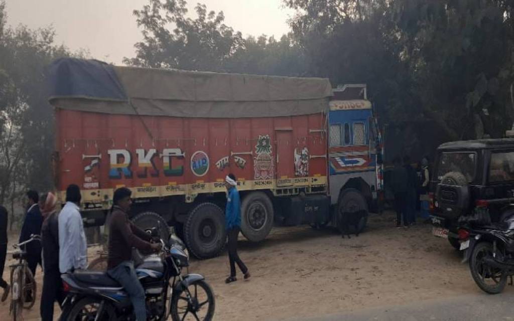 वाराणसी में सड़क हादसे में पति पत्नी समेत तीन की मौत, तेज रफ्तार ट्रक ने रौंदा