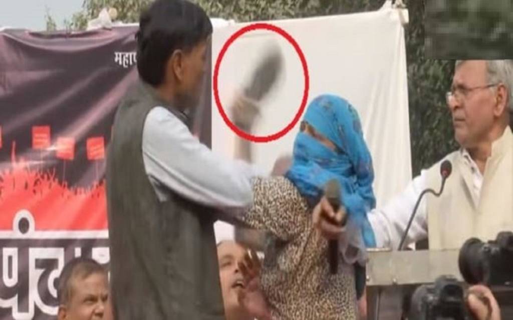 समधन ने मंच पर ही कर दी समधी की चप्पल से धुनाई