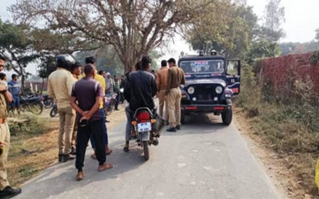 Azamgarh : प्रधानाध्यापक पर ताबड़तोड़ फायरिंग, इलाज के दौरान हुई मौत