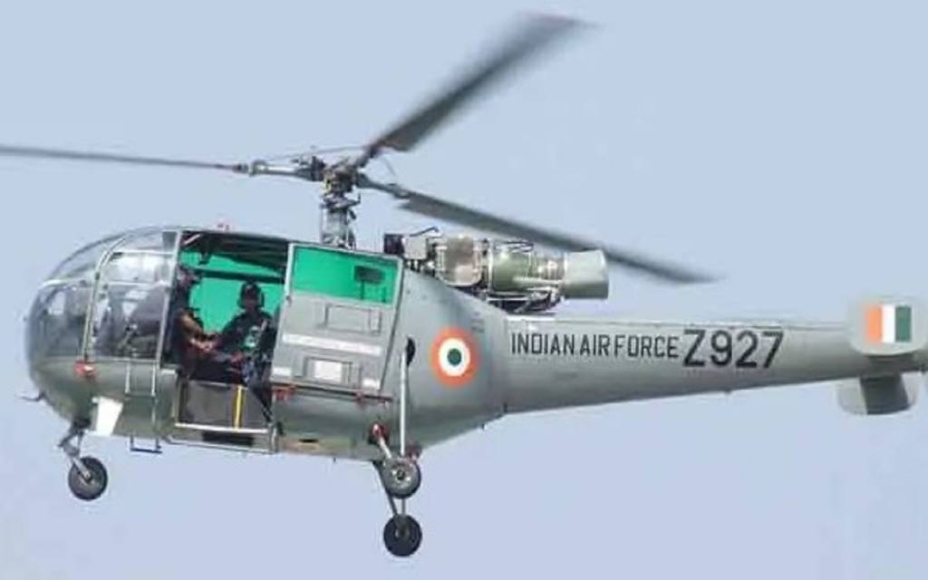 संदिग्ध तकनीकी समस्या के कारण Chetak Helicopter की एहतियाती लैंडिंग