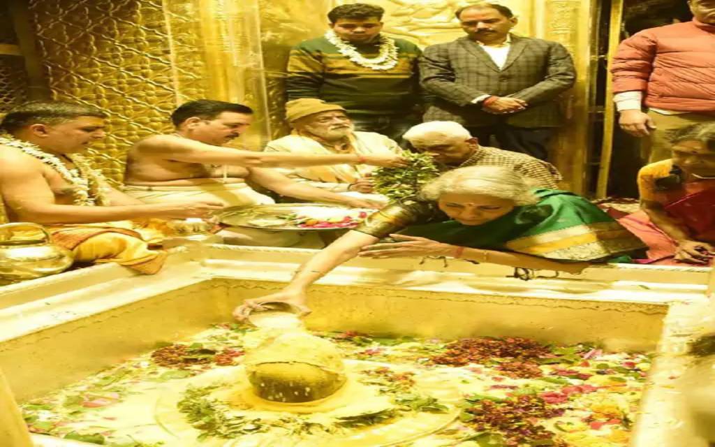 काशी विश्वनाथ धाम में वित्तमंत्री ने लगाई हाजिरी, BHU के छात्रों से किया संवाद